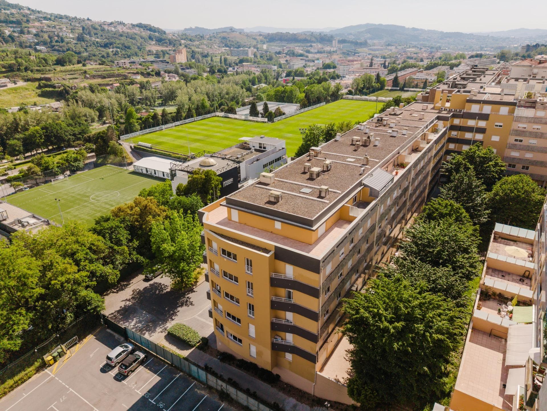 Duplex Penthouse T4+1 renewed with 3-Sided Terrace and Mountain Views, Guimarães