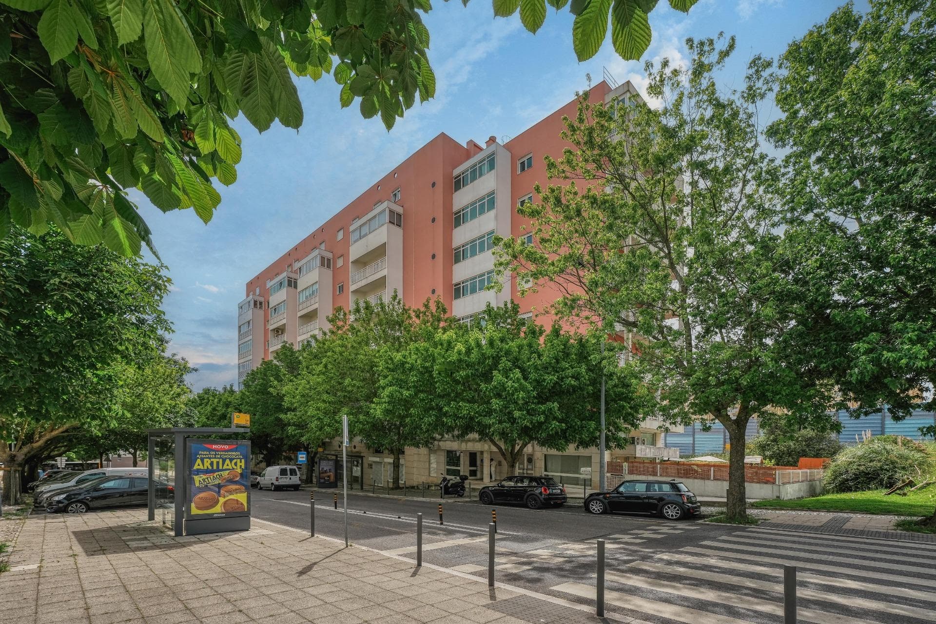 T2 Orientado a Sul com Garagem, Varanda, e Elevador | Lumiar, Lisboa