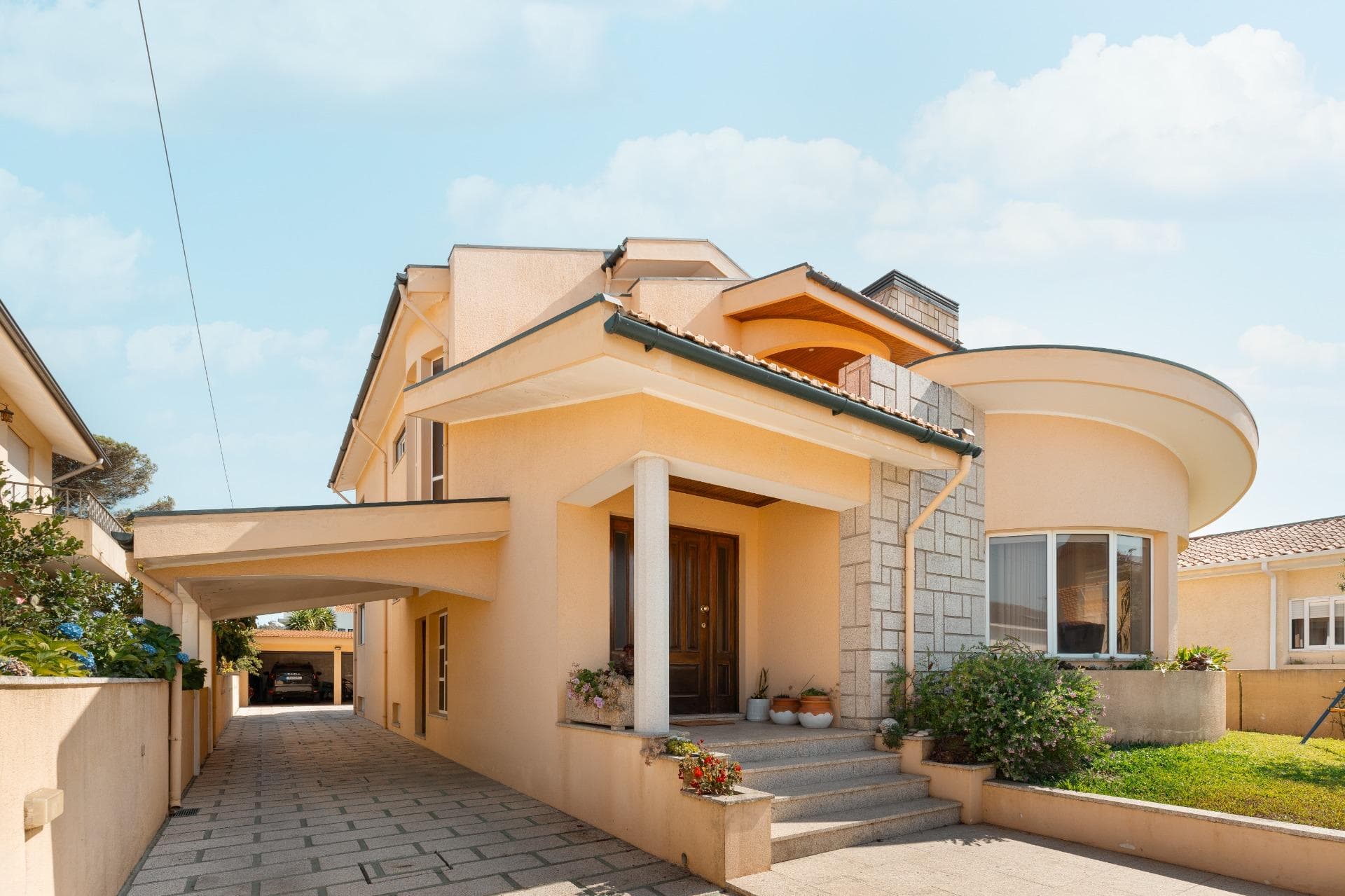 Renovated 4-Bedroom House by Árvore Beach | 397 m², Garden, 2 Garages, 6 Bathrooms