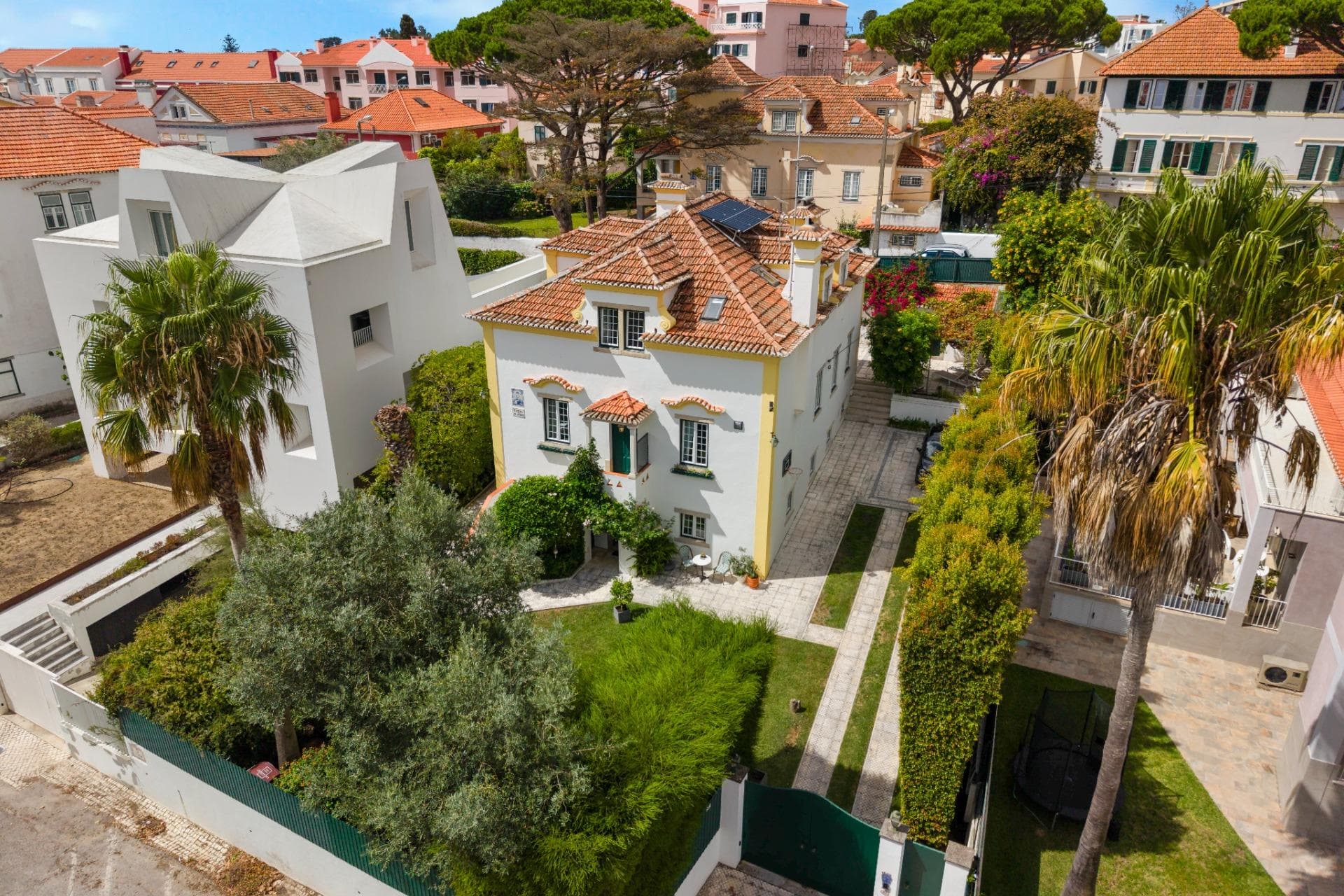 Moradia T5+2 de Charme Renovada no Coração do Monte Estoril
