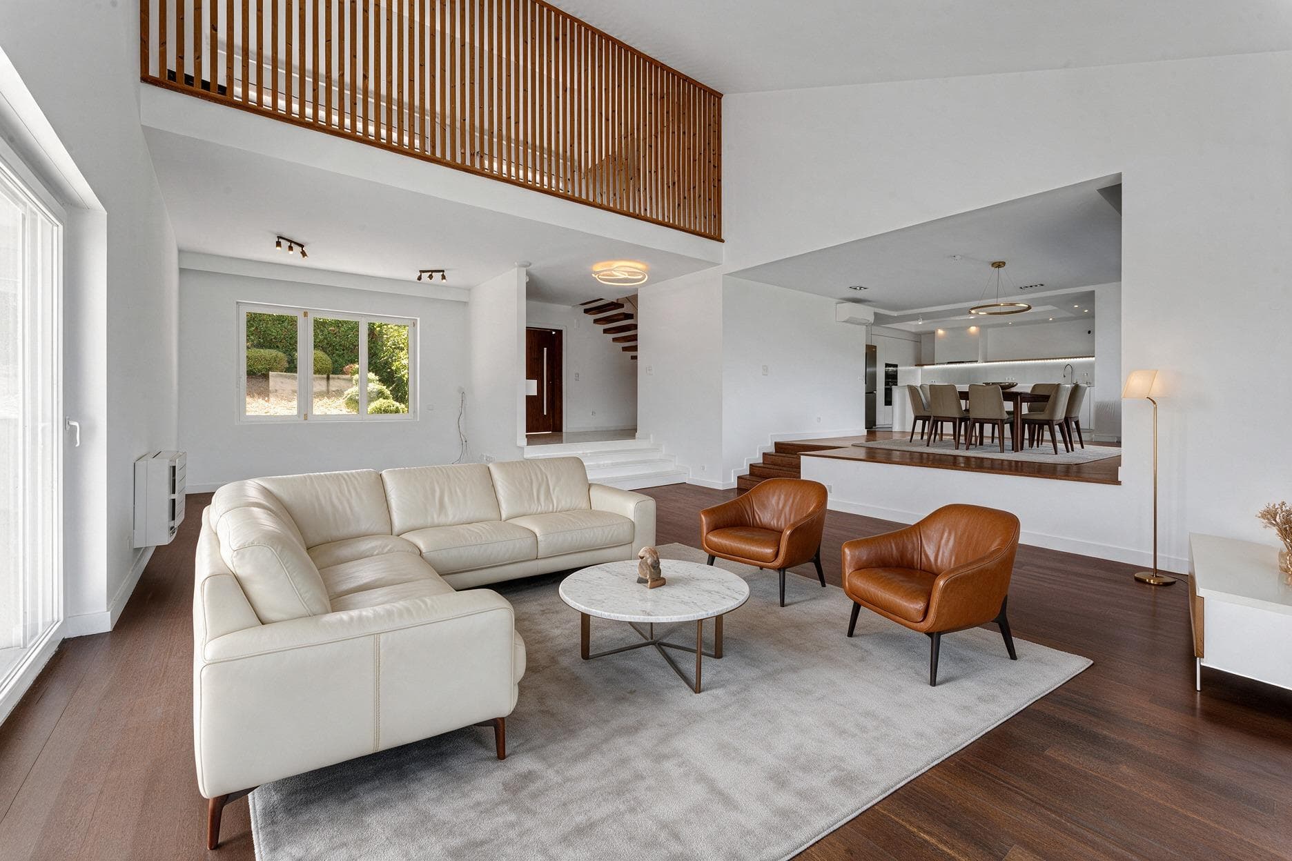 Renovated 4-Bed with a 140 m² Basement in Gated Community with Pool | Oeiras