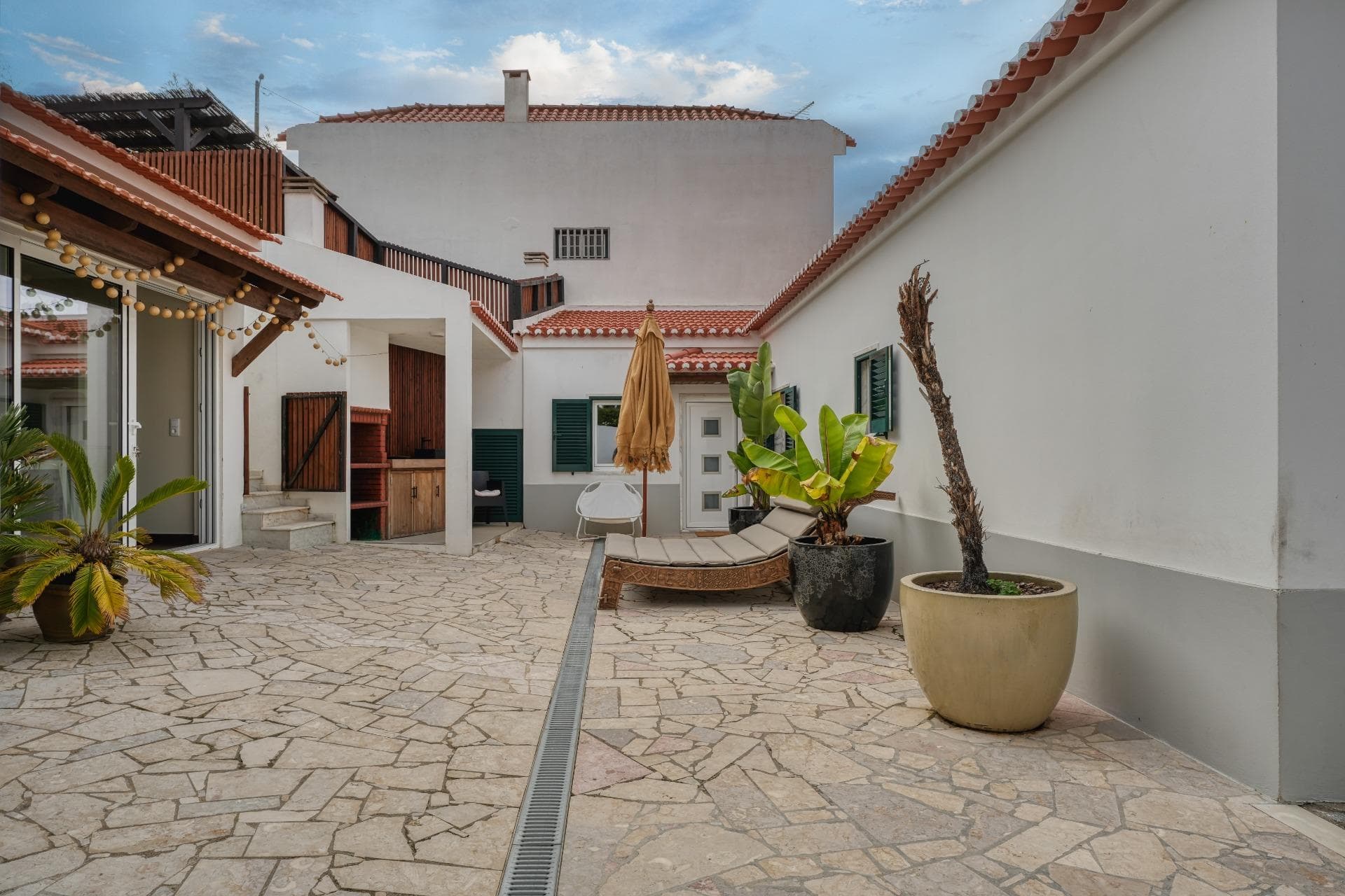 Renovated single storey three bedroom house in Mafra, with garage, independent office and a 517 m² plot