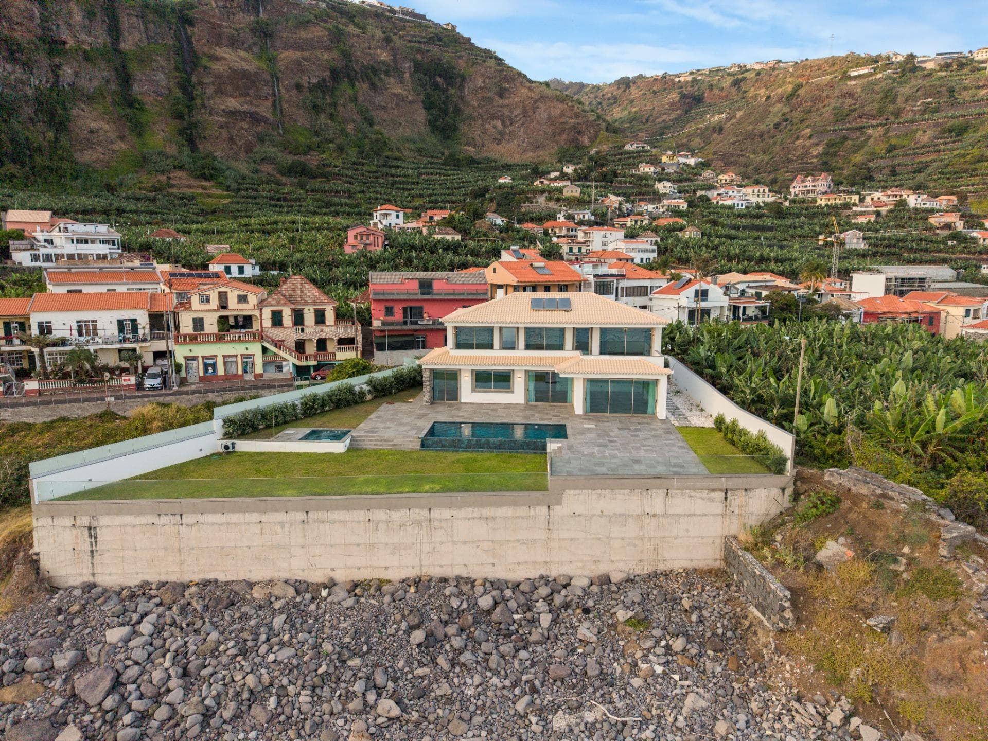 Luxury 4-bedroom villa on the seafront, Ponta do Sol, Madeira