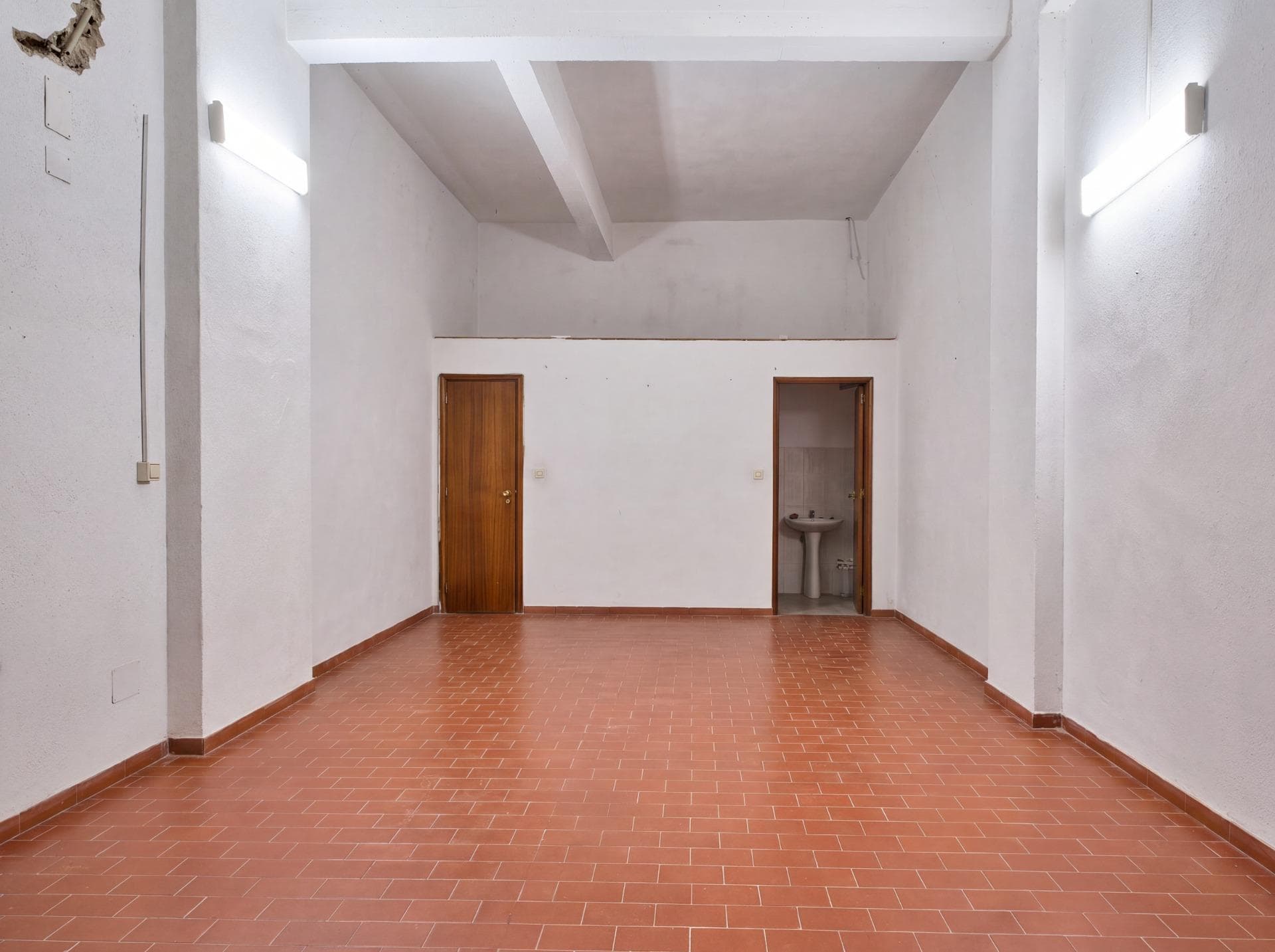 45 m² Garage with Independent Entrance, WC and Mezzanine in Belas
