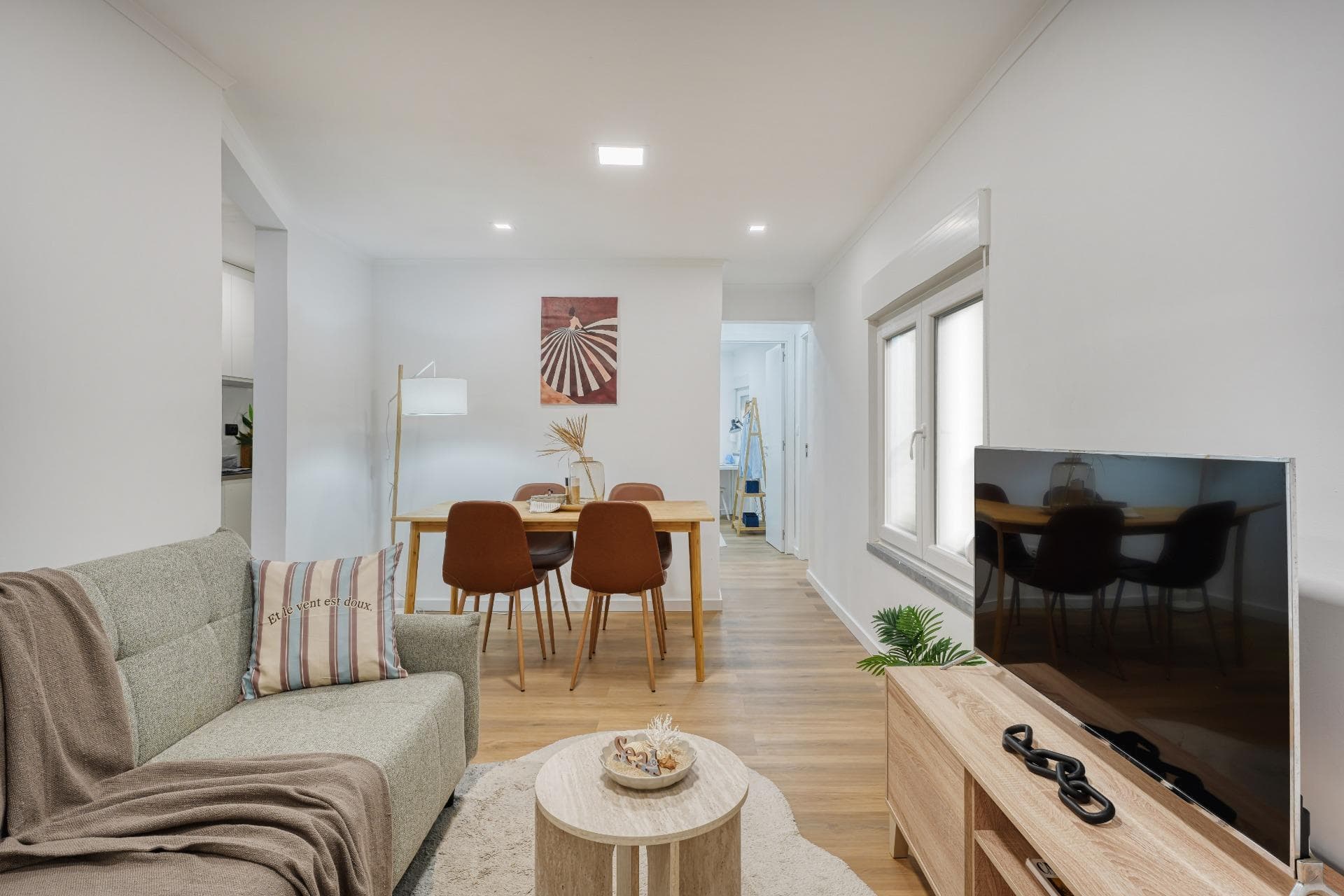 Fully renovated 2-bedroom apartment in Torre, Cascais.